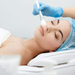 Scrub o peeling? Quale trattamento è più indicato per la pelle del viso?
